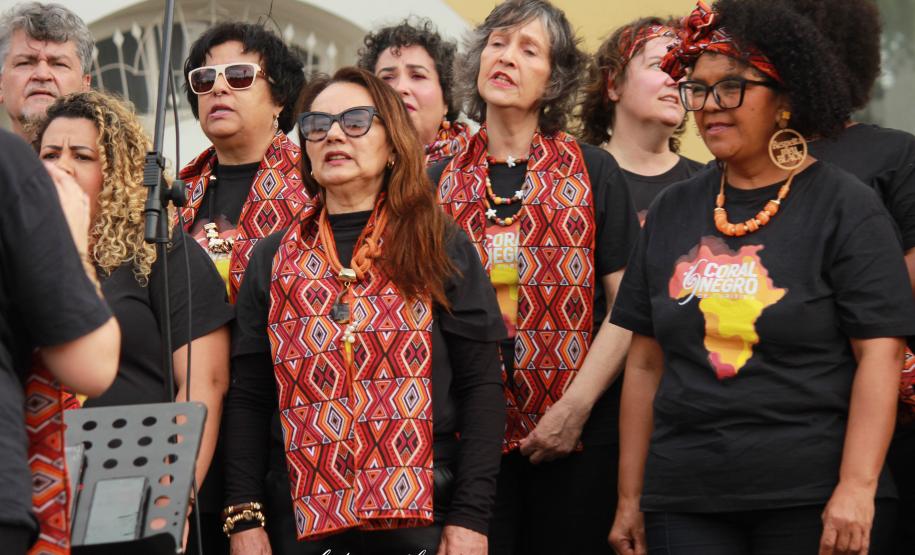 Coral Negro de Curitiba apresenta “Zumbi e Dandara: Herança dos Palmares” no Teatro Guaíra