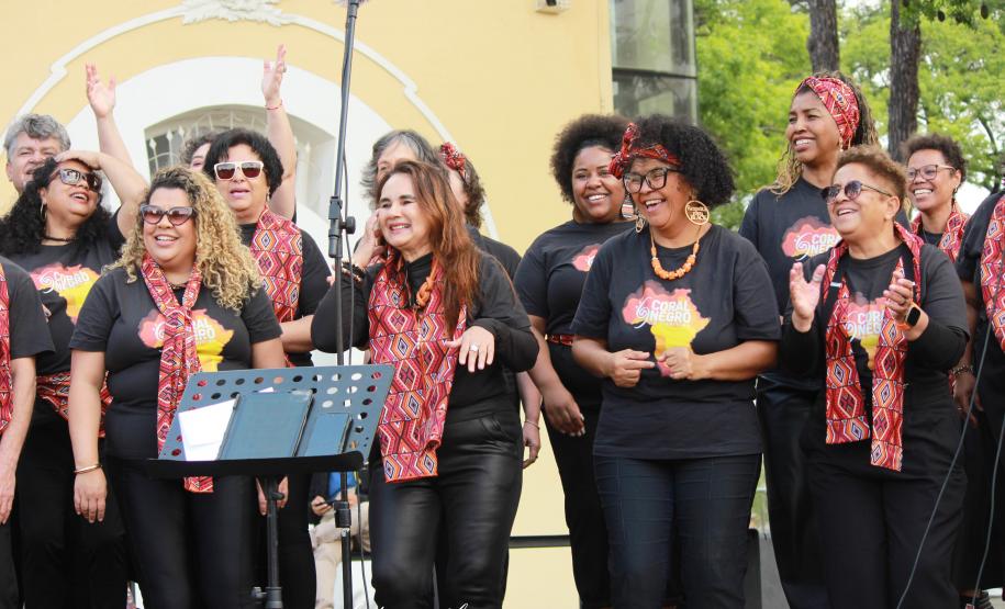 Coral Negro de Curitiba apresenta “Zumbi e Dandara: Herança dos Palmares” no Teatro Guaíra
