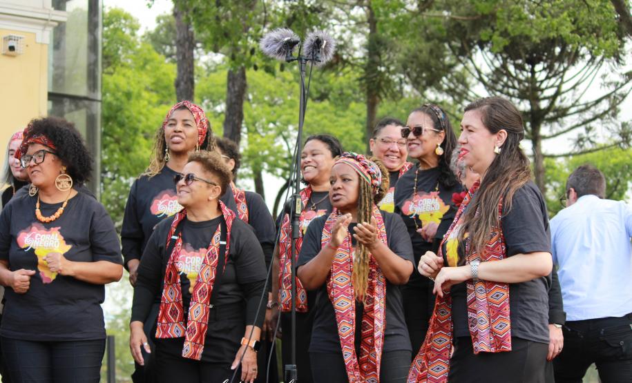 Coral Negro de Curitiba apresenta “Zumbi e Dandara: Herança dos Palmares” no Teatro Guaíra