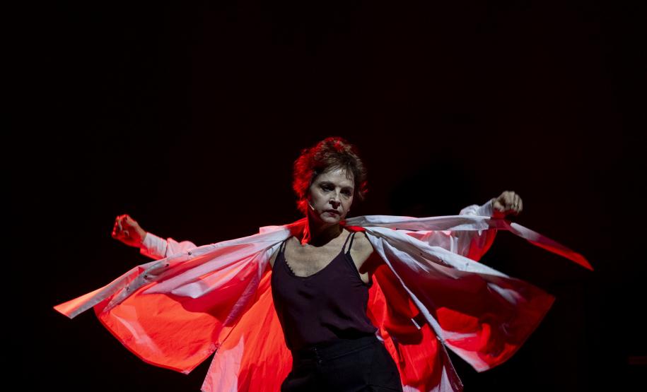 Drica Moraes e Caco Ciocler estrelam "Inter Alia", novo sucesso da autora "Prima Facie", em apresentação em Curitiba