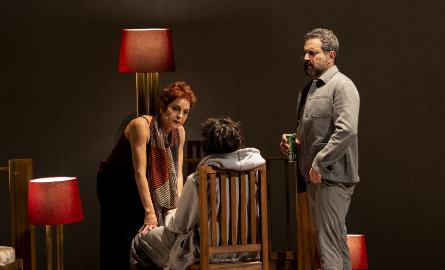 Drica Moraes e Caco Ciocler estrelam "Inter Alia", novo sucesso da autora "Prima Facie", em apresentação em Curitiba