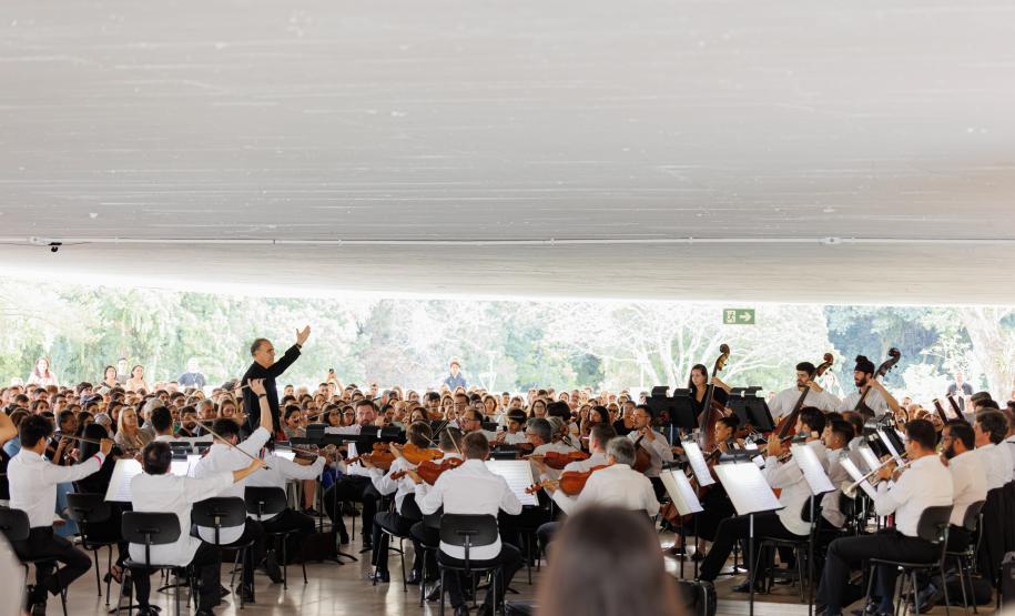 Orquestra Sinfônica do Paraná apresenta neste sábado (26) repertório que celebra a música e a cultura paranaense no Auditório do MON
