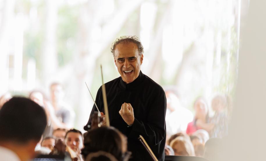 Orquestra Sinfônica do Paraná apresenta neste sábado (26) repertório que celebra a música e a cultura paranaense no Auditório do MON