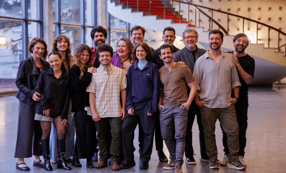 Elenco e Paulo de Moraes, diretor geral do espetáculo.