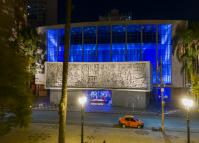 Teatro Guaíra faz projeção de apresentações de balé e orquestra na fachada