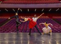 Teatro Guaíra faz apresentações de dança gratuitas em pontos turísticos de Curitiba
