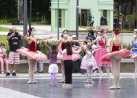 Escola de Dança Teatro Guaíra se apresenta na Praça Santos Andrade nesta sexta