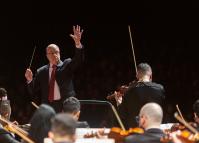 Maestro Roberto Tibiriçá conduz a Orquestra Sinfônica do Paraná