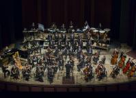 Foto de cima para baixo com toda a orquestra no palco do Teatro Guaíra