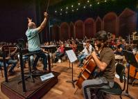 Orquestra Sinfônica do paraná no palco do Guairão no ensaio de "Floresta da Amazônia"