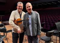 Maestro e solista em ensaio final no Teatro Guaíra