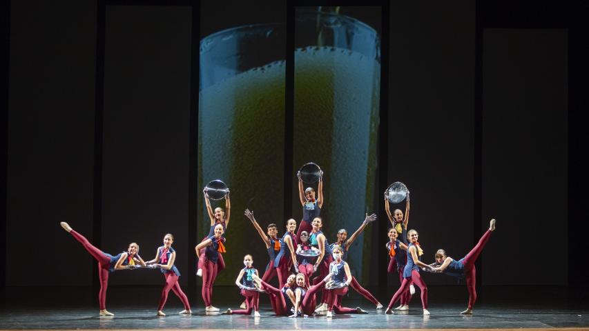 Bailarinas da Escola de Dança do Teatro Guaíra apresentam Tum Tá