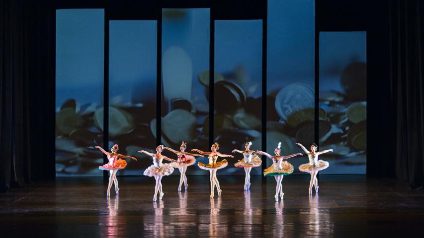 Escola de Dança Teatro Guaíra durante a apresentação de Tum Tá, espetáculo que encerra o ano de 2022