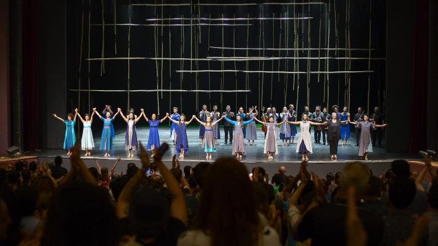 Elenco feminino do BTG agradece ao público na apresentação do dia 08 de Terra Brasilis
